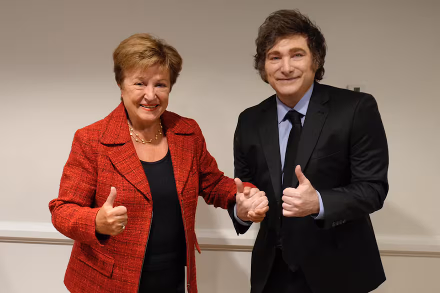 El Presidente Javier Milei junto a la directora Gerenta del Fondo Monetario Internacional (FMI), Kristalina Georgieva, en Washington D.C.
